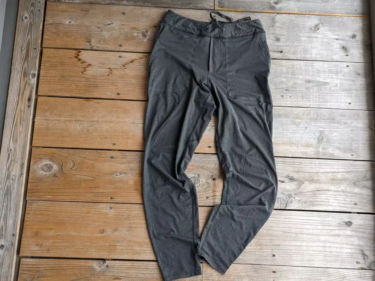 肌寒い登山におすすめ-パタゴニアのベースレイヤー『トレイル・ペーサー・ジョガーズ』