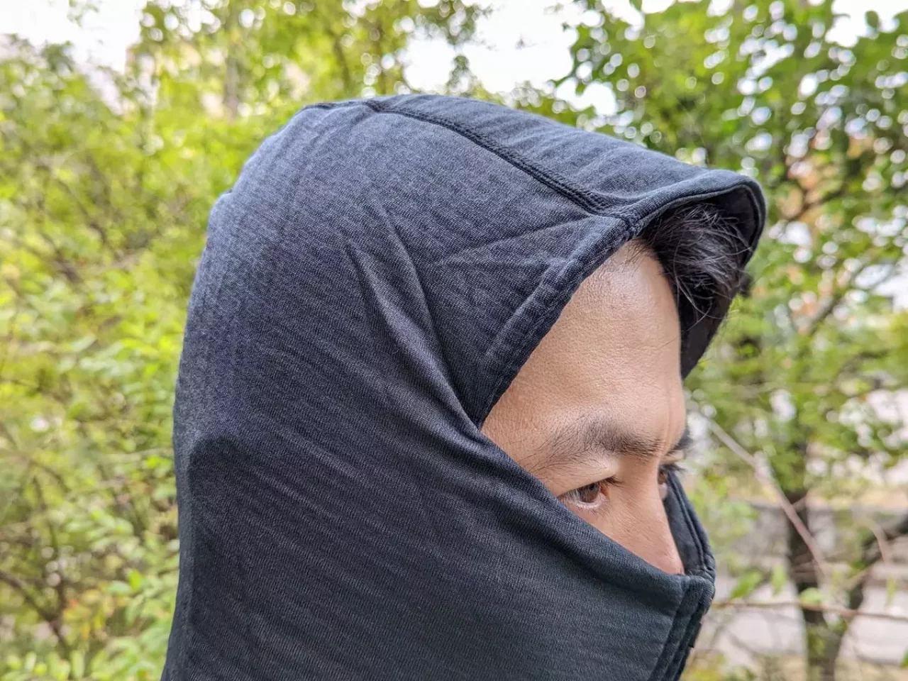 バラクラバのように顔全体を覆い隠し