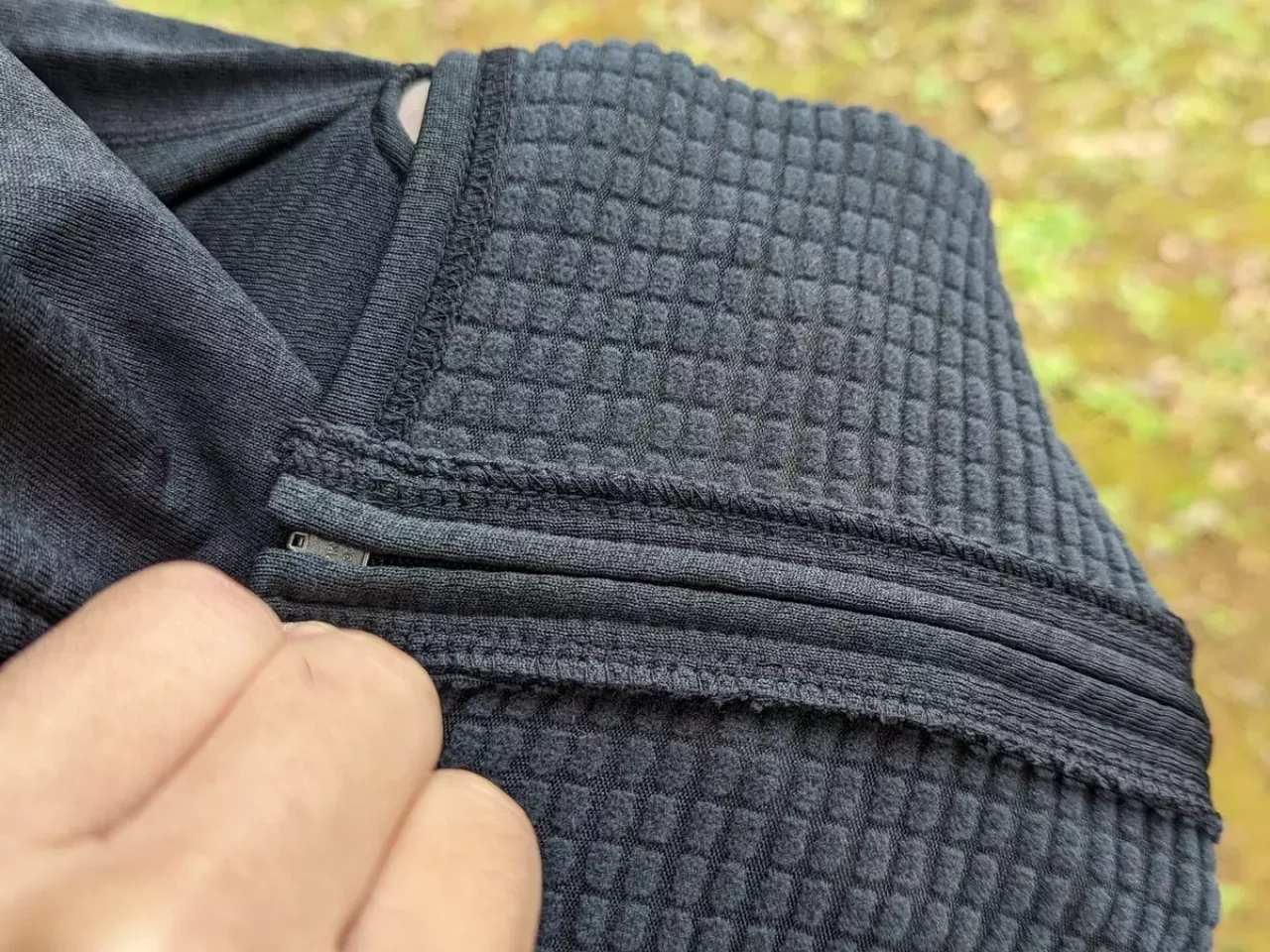 ジッパーの内側は直接金具が肌に当たらない