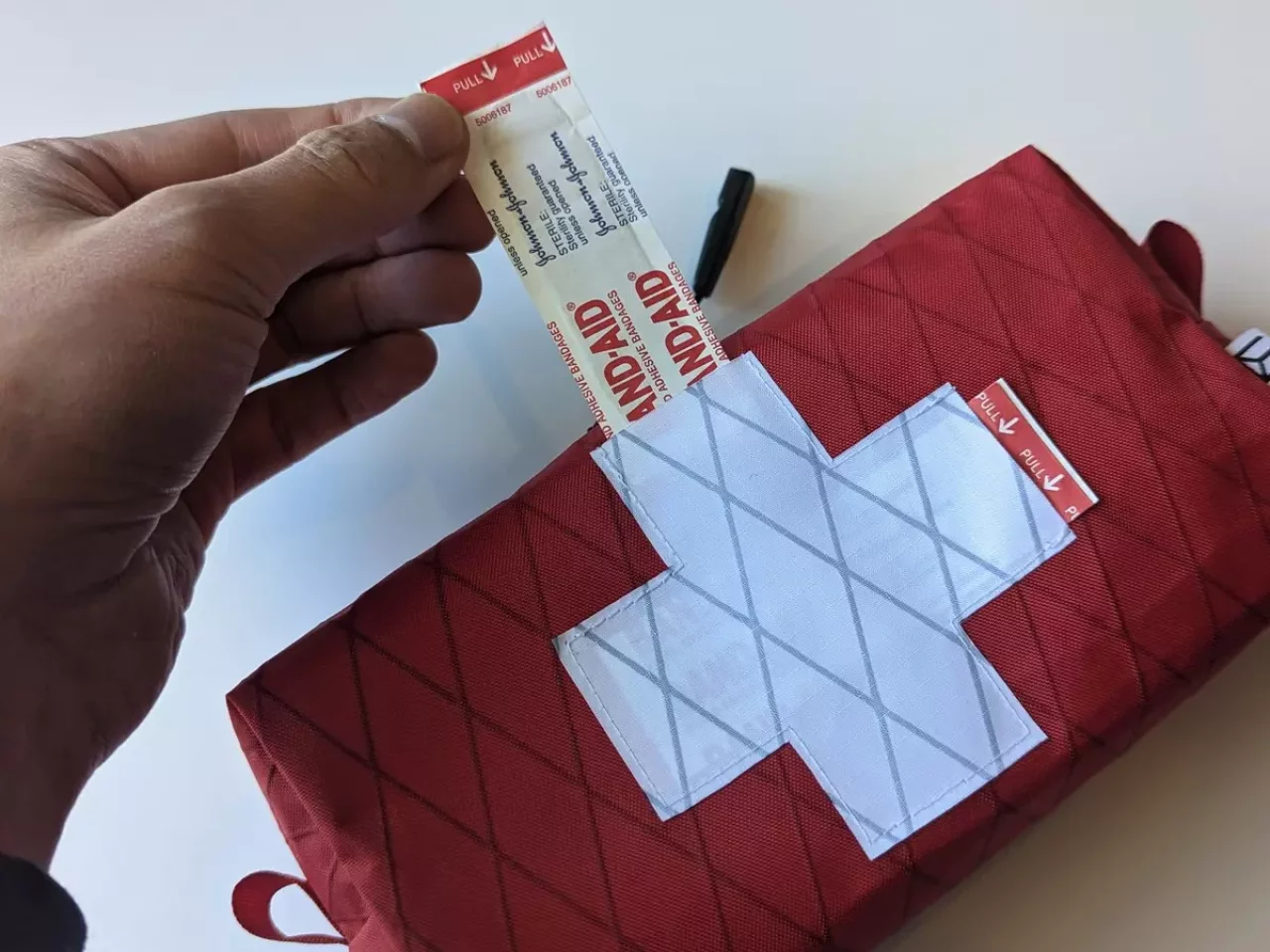 登山用ファーストエイドキットポーチは赤色を選ぼう