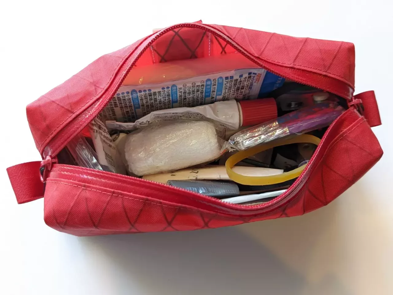 ジッパーの開口部が大きい