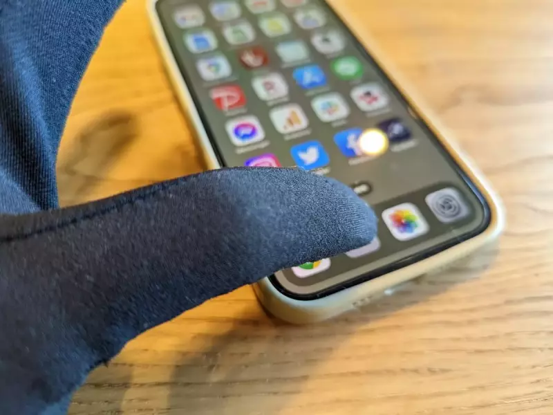 スマホタッチが容易で防寒対策に優れた2つのグローブ