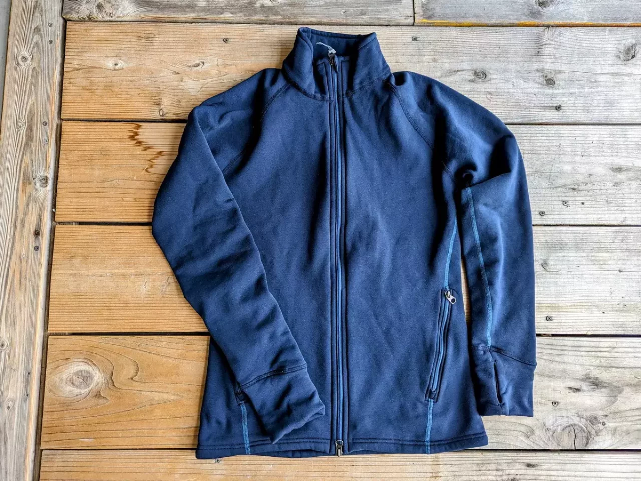 動きを妨げない防寒性に優れたフリース−フーディニ パワージャケット