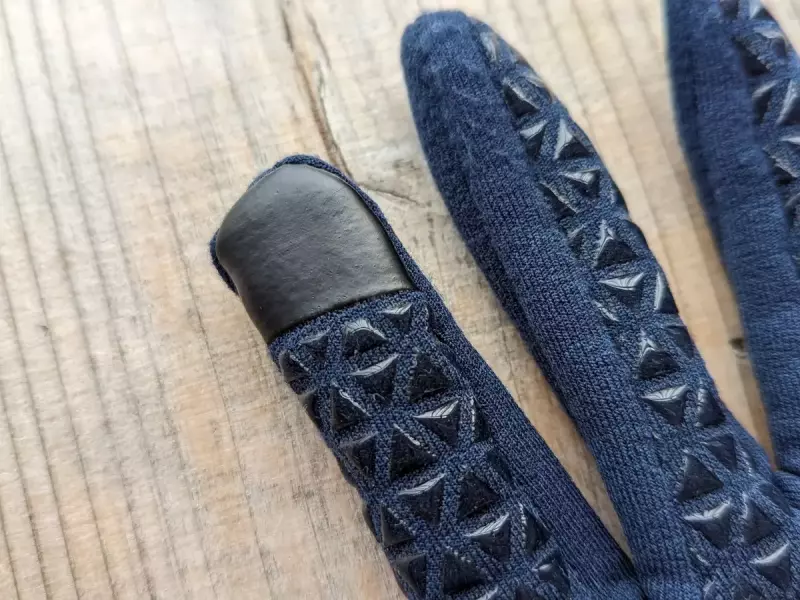 スマホタッチができる親指と人差し指