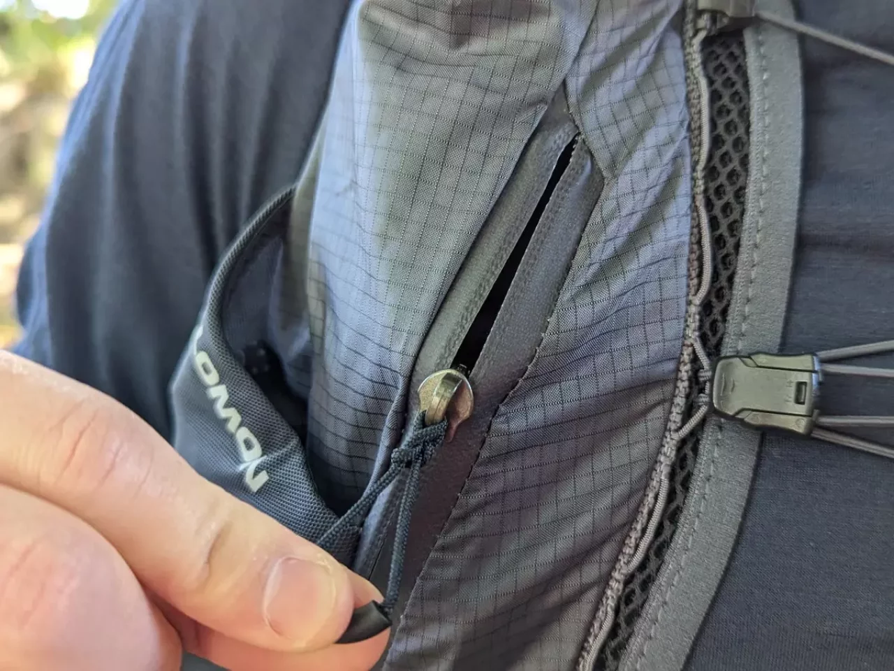 レイルランニング用ザック-サロモン 前面に備わった4種類のポケット