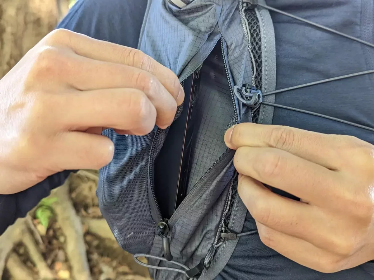 レイルランニング用ザック-サロモン 前面に備わった4種類のポケット