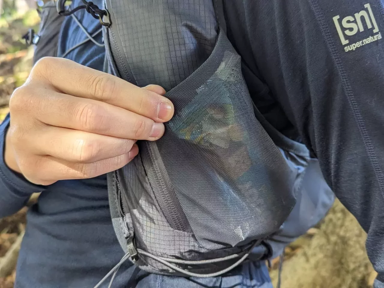 レイルランニング用ザック-サロモン 前面に備わった4種類のポケット