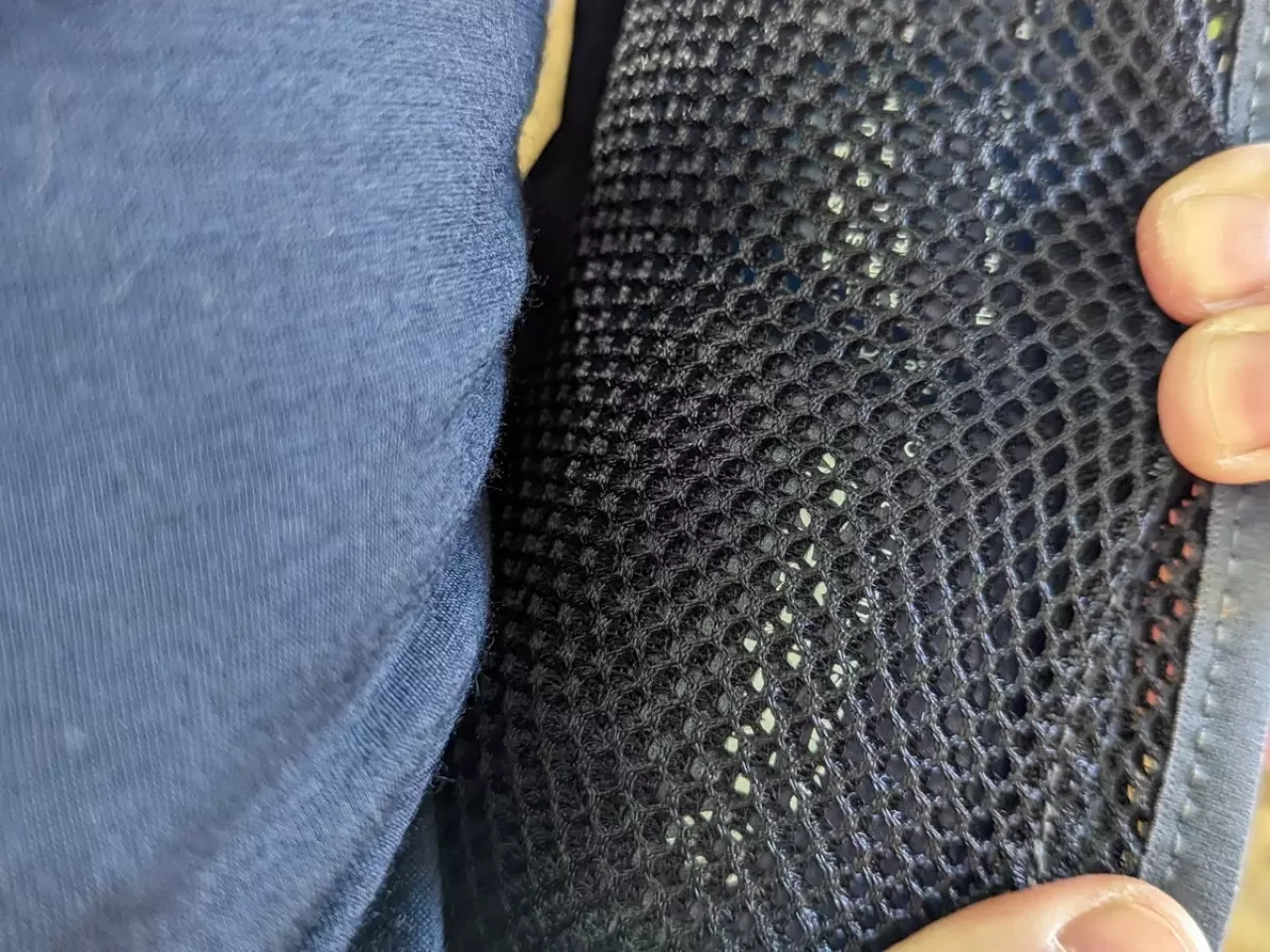 レイルランニング用ザック-サロモン 背面からの濡れを防いだ構造