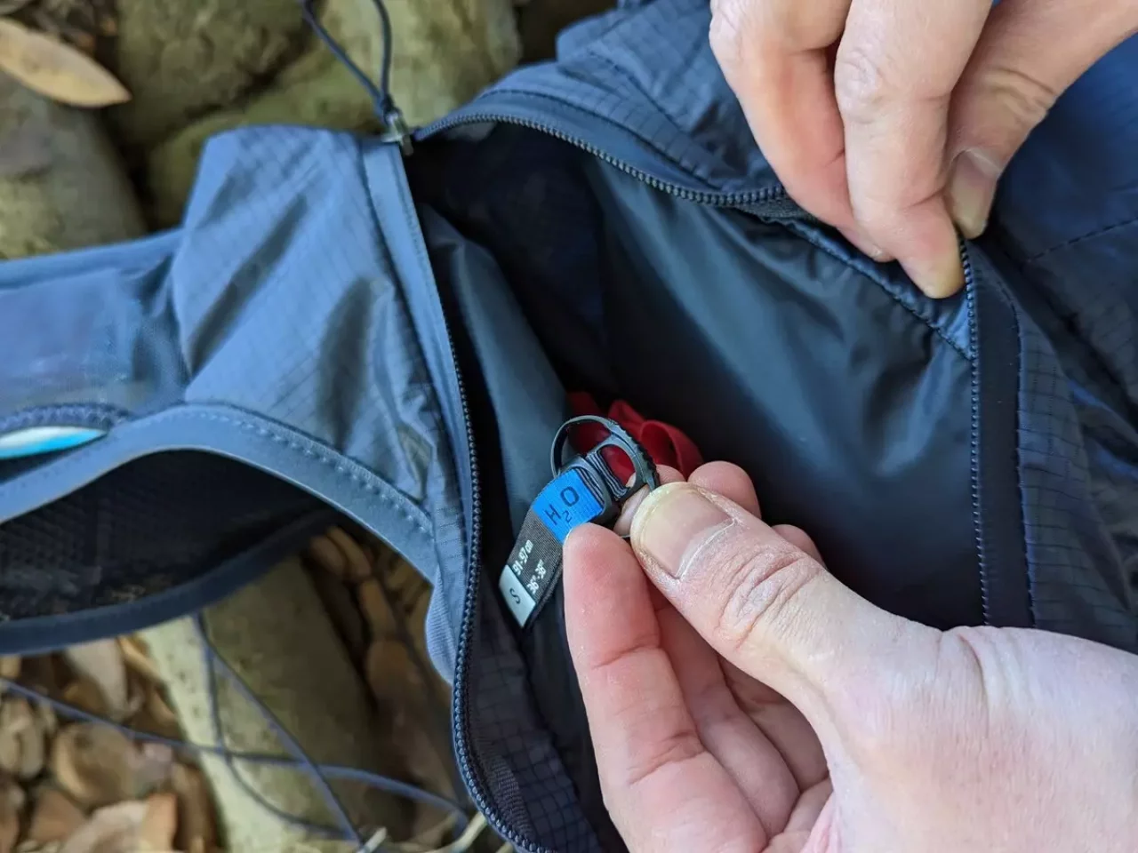 レイルランニング用ザック-サロモン 開口部からの水の進入を防いだデザイン