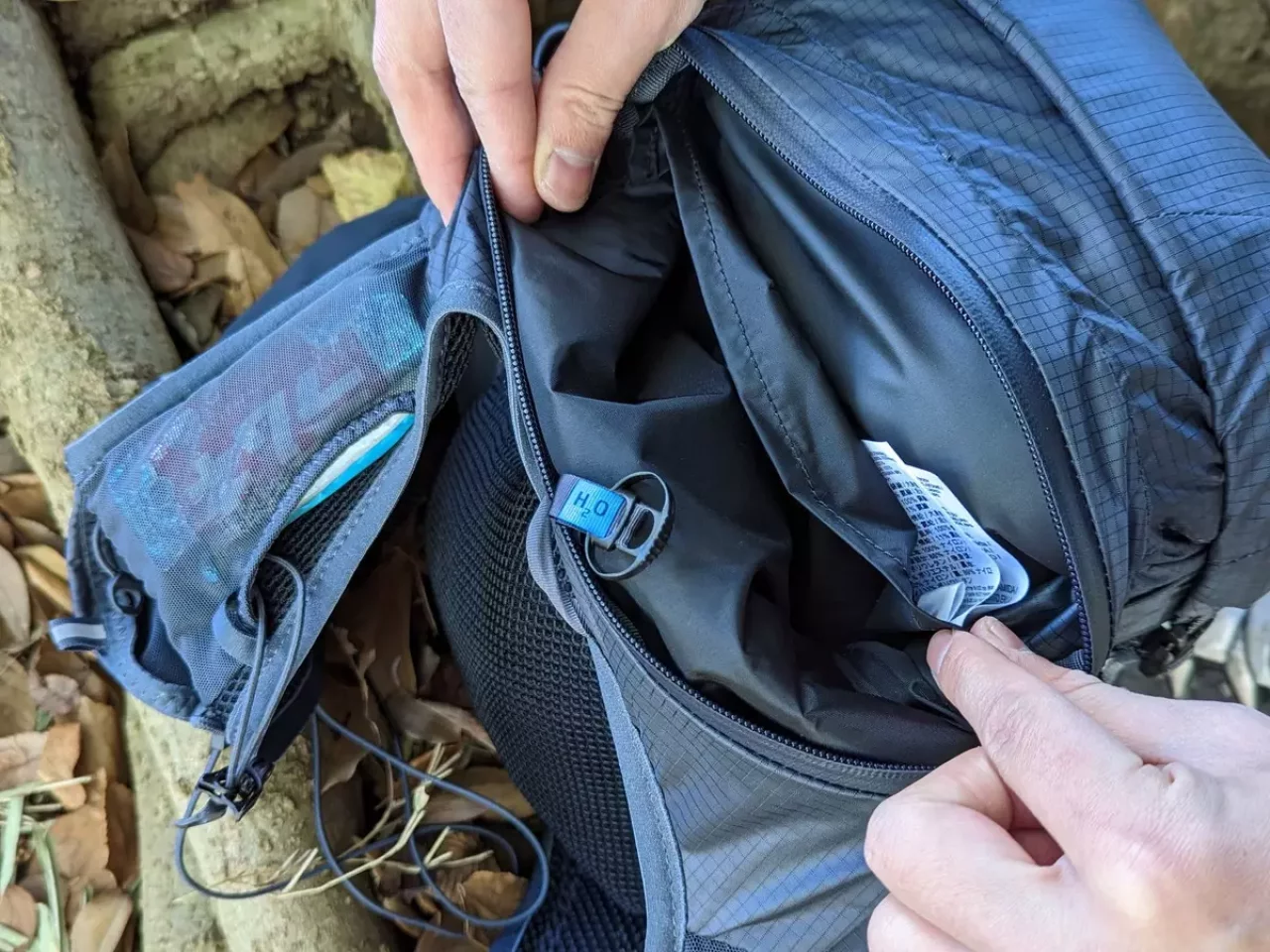 レイルランニング用ザック-サロモン 開口部からの水の進入を防いだデザイン