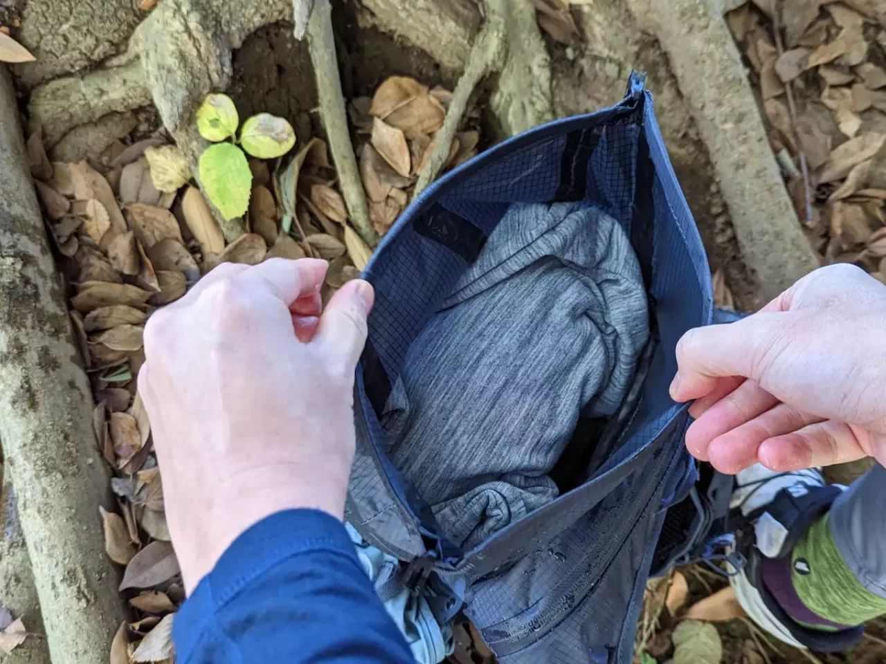 レイルランニング用ザック-サロモン 開口部からの水の進入を防いだデザイン