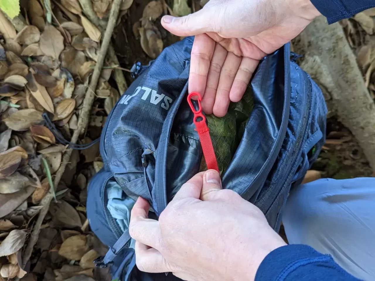 レイルランニング用ザック-サロモン 開口部からの水の進入を防いだデザイン