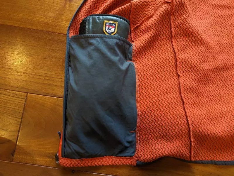 内側にある縦型の大型ポケット