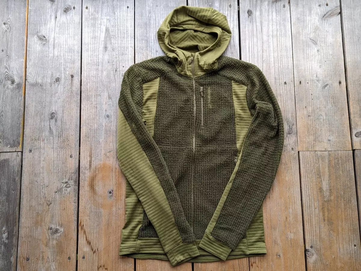 通気性と保温性を兼ね備え汎用性に優れたミドルレイヤー『フォルケティンアルファ120ジップフード』