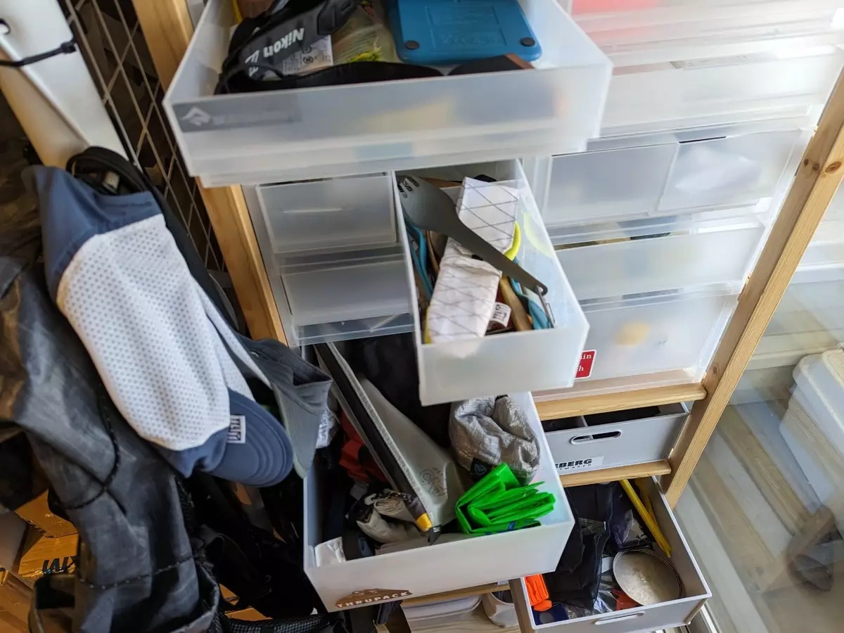 【自宅拝見】登山道具の収納アイデア:必要なものがすぐ見つかる実用例