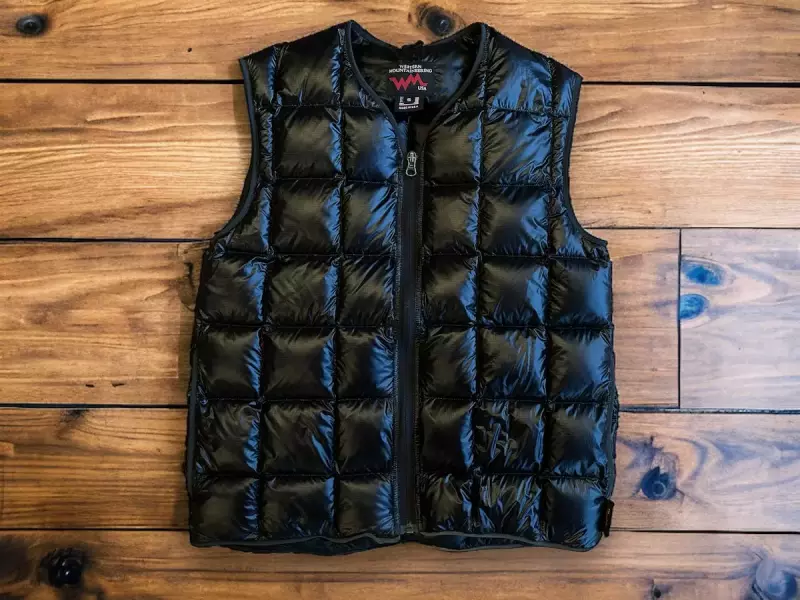 体幹の保温に優れたダウンベスト『ウエスタンマウンテニアリング フラッシュベスト』:ダウンの質と軽さに驚く|ダウンジャケット・パンツ|登山ウェア|山のモノ|登山・トレラン・山スキーマガジン「山旅旅」