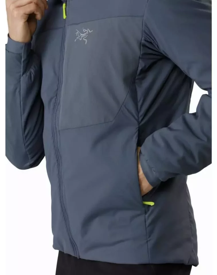 アークテリクス PROTON LT HOODY
2 つのフロントハンドポケット搭載