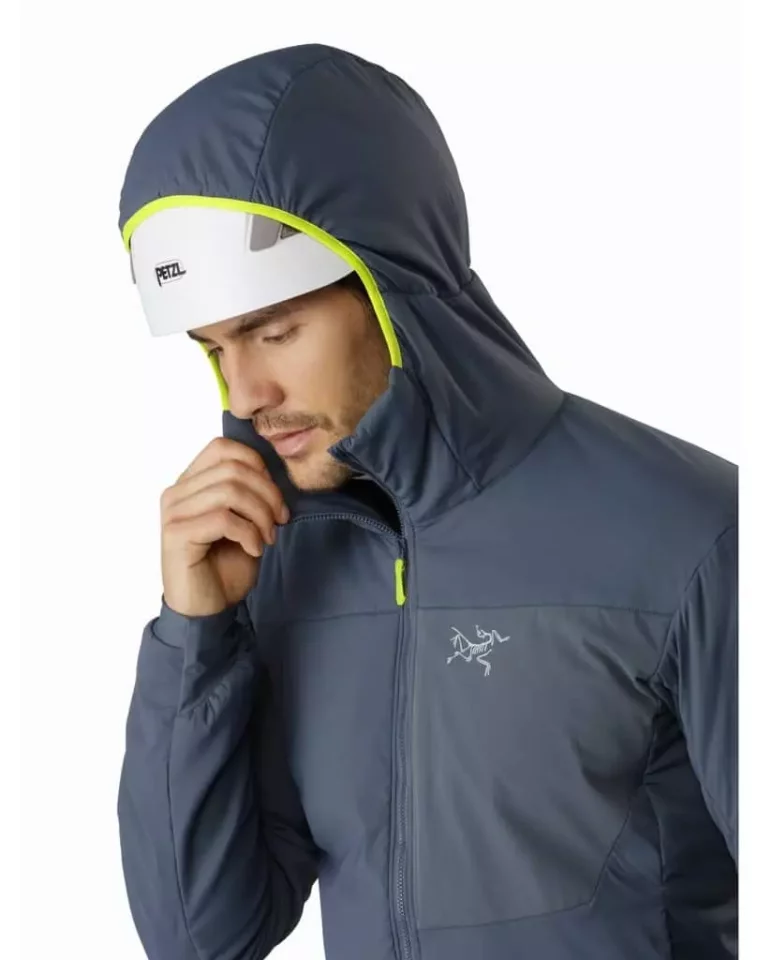 アークテリクス PROTON LT HOODY
フードはヘルメットをすっぽり覆うことのできる形状