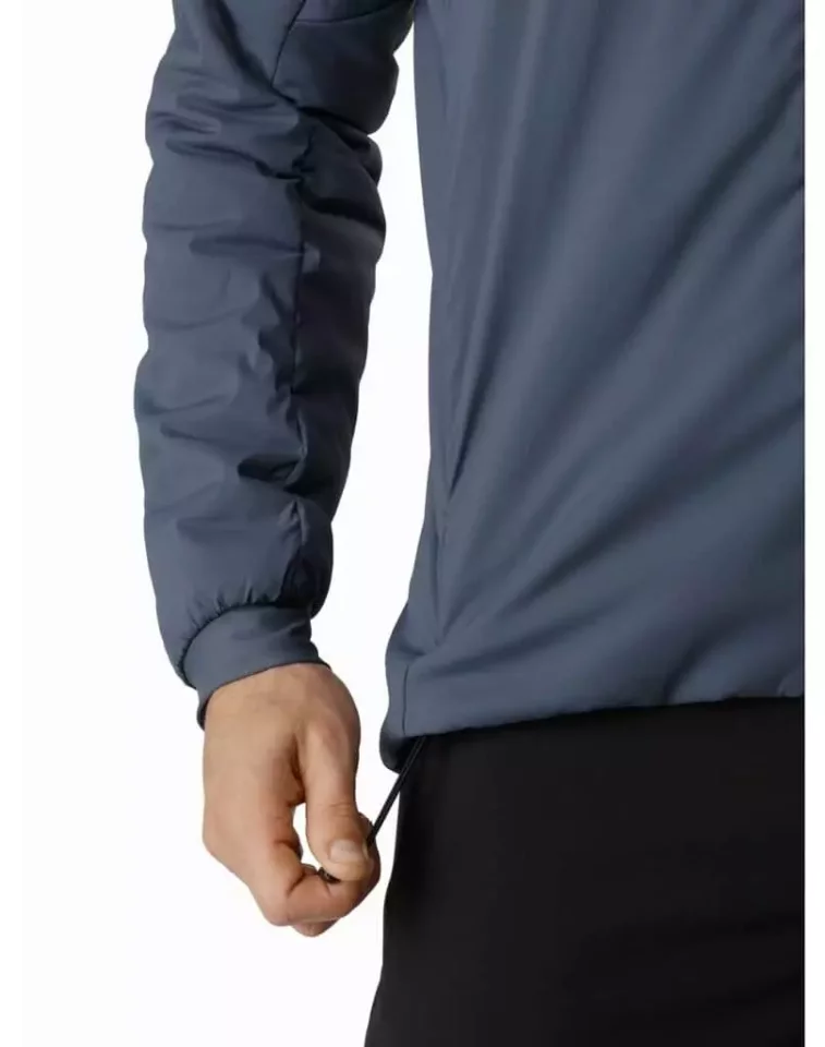 アークテリクス PROTON LT HOODY
裾のずれを防止する調節可能なアジャスター付