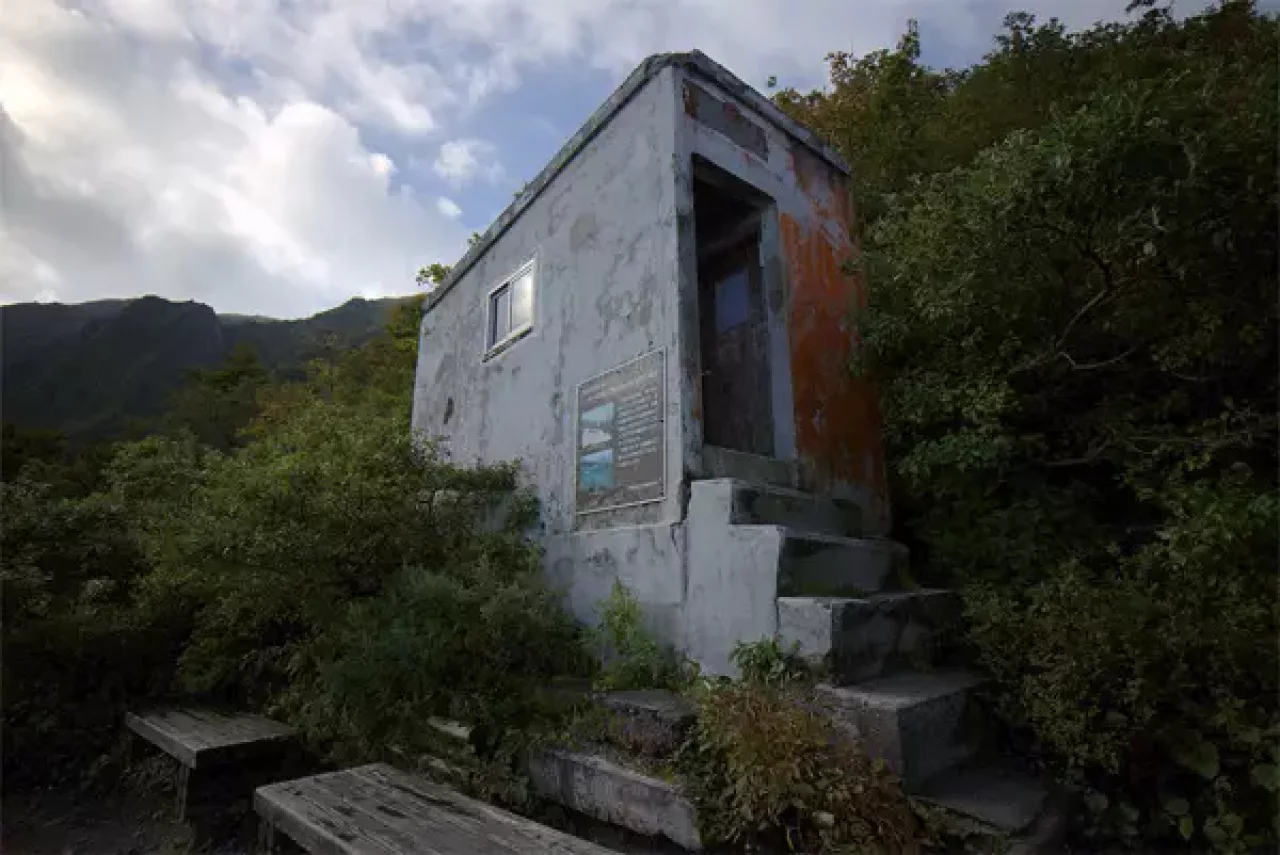 大山の六合目避難小屋