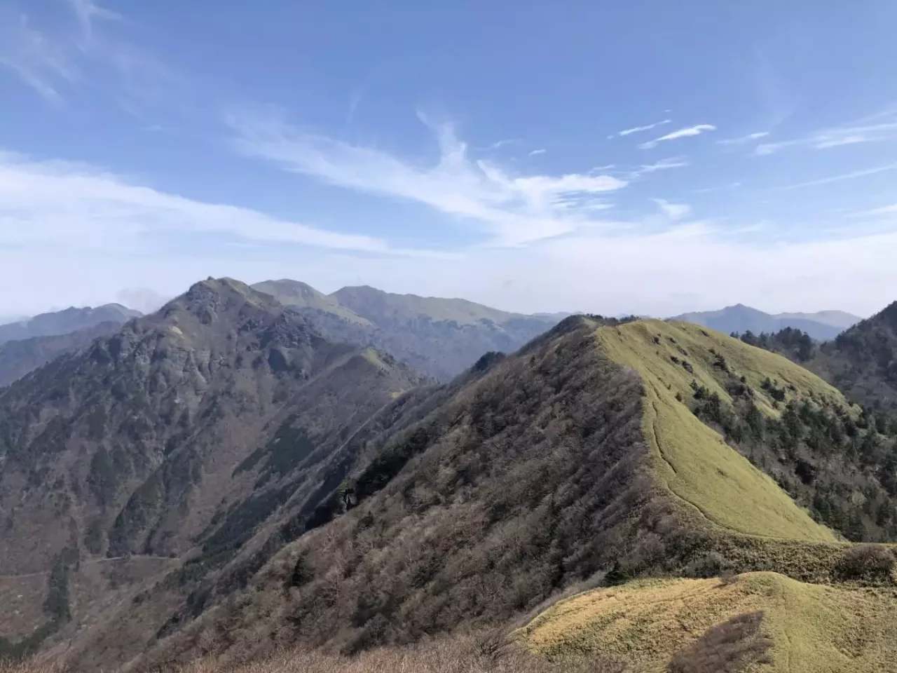 寒風山方面を向いた伊予富士山頂の景色
