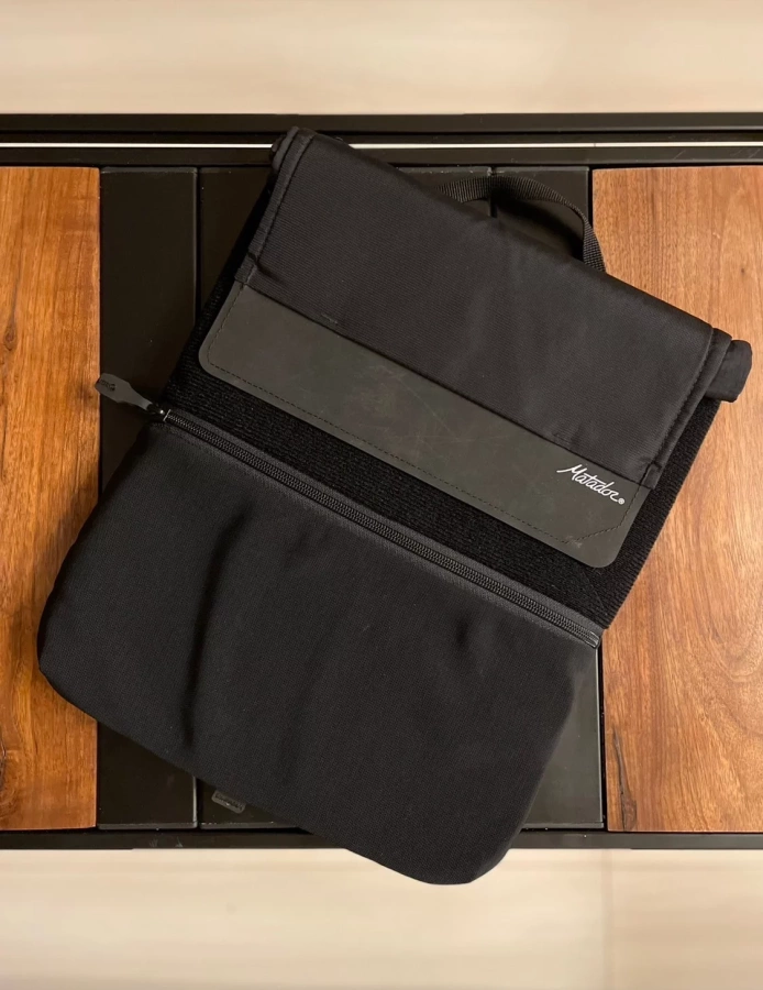 マタドール ラップトップベースレイヤー - IPX6防水でPCを完全保護する多機能ケース