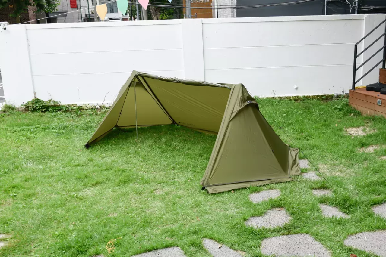 登山やキャンプで快適な空間を演出するシェルター