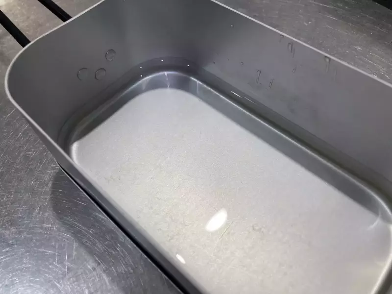 メスティンに水を入れる