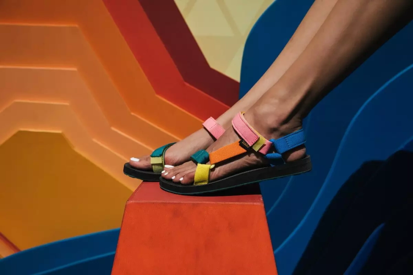 Teva の人気モデルに90年代をイメージした マルチカラーの新色が登場