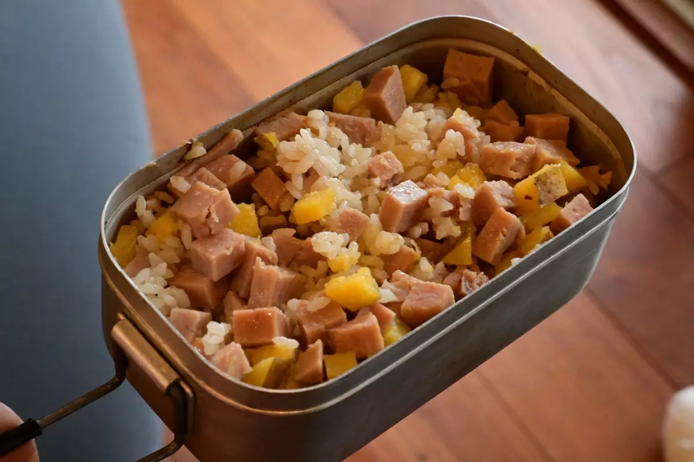 メスティン山ごはんレシピ-ポークランチョンミートとじゃがいもの炊き込みご飯