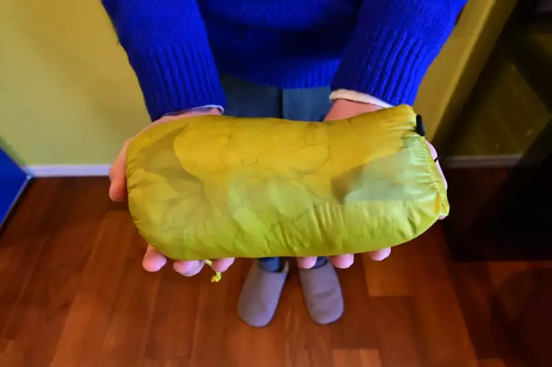 重量は215gで、スタッフサックに入れれば片手に収まる