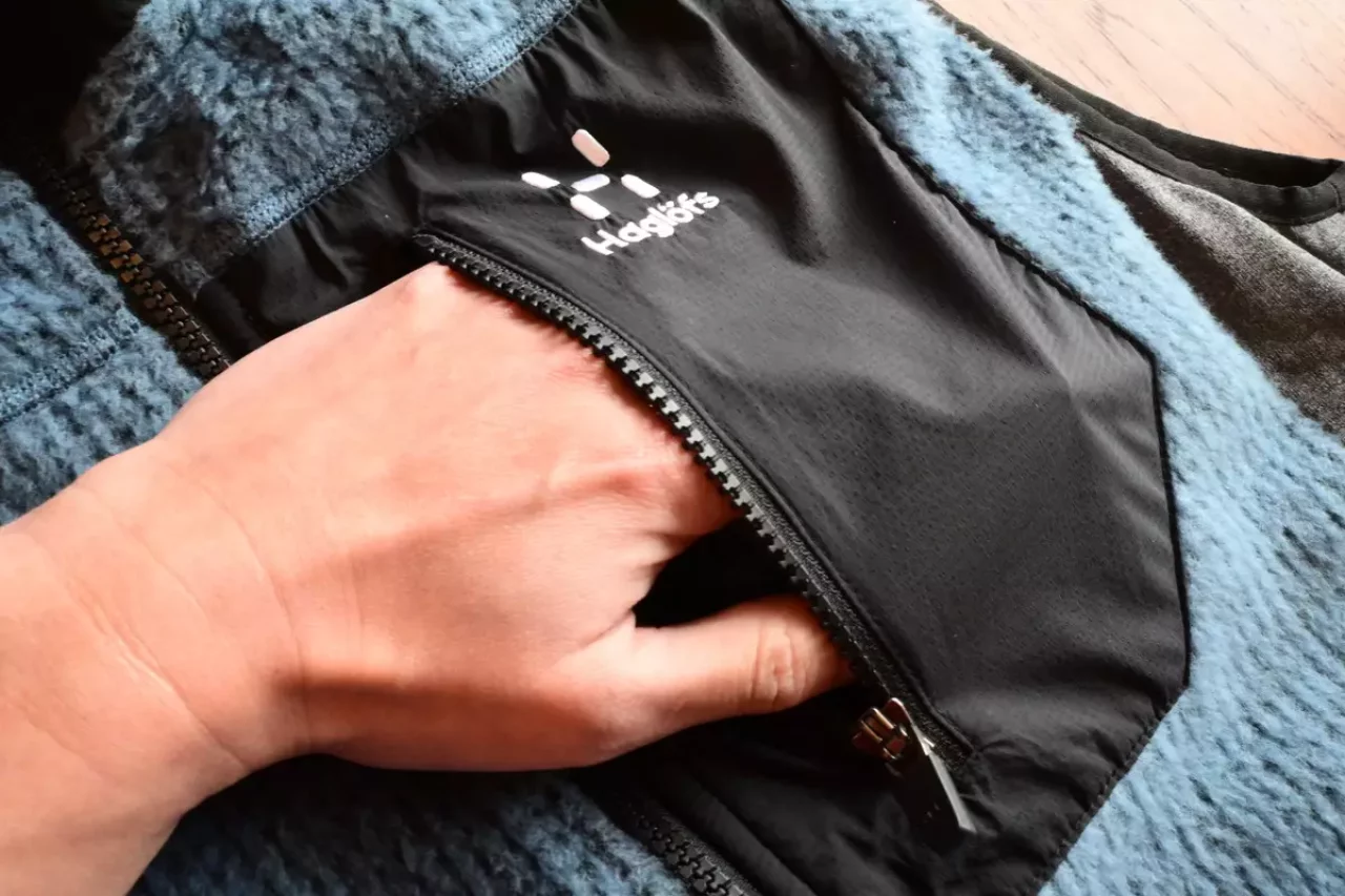 胸の部分にはナイロン素材のポケット