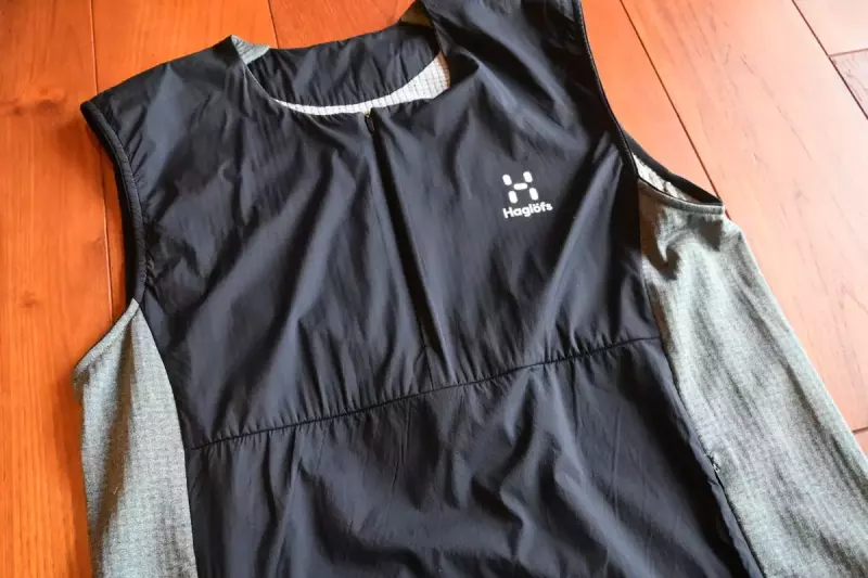 ノーカラーなのでフードやスタンドカラーのアイテムとの重ね着がしやすい