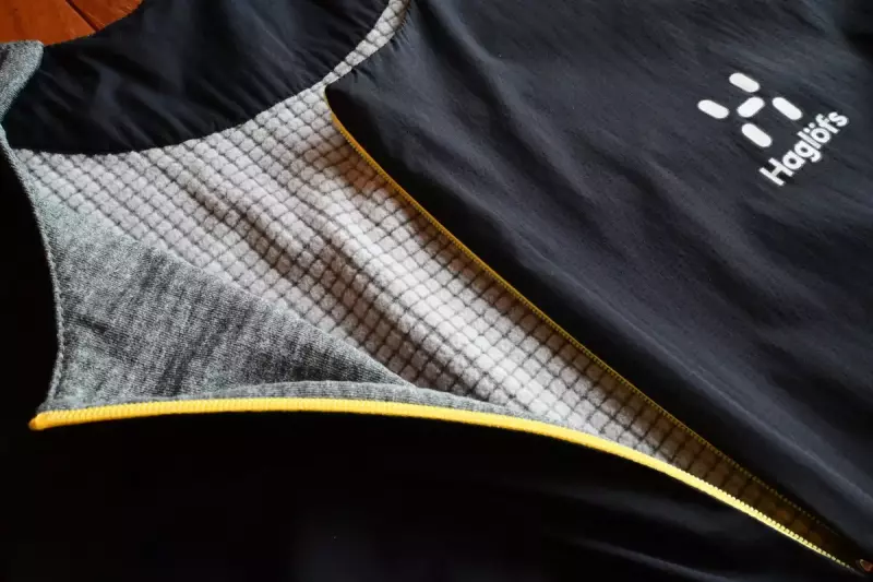 熱くなれば胸元のジッパーを開く