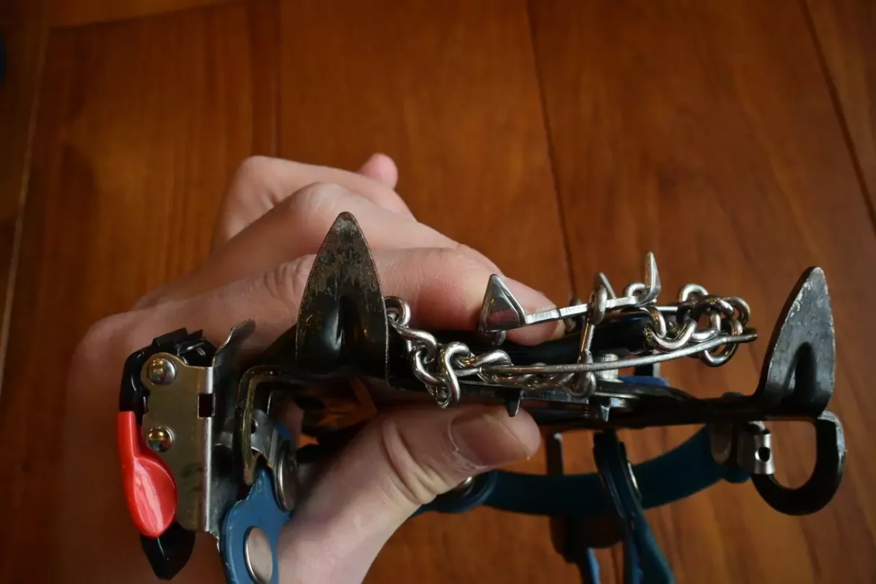 チェーンスパイクに比べると爪の高さがある