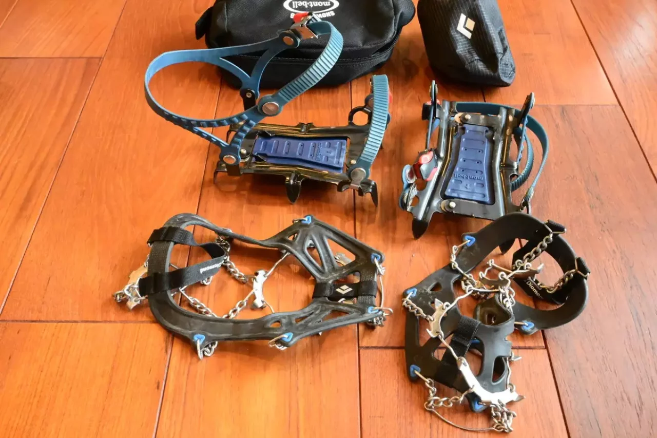 チェーンスパイクを選ぶシーン