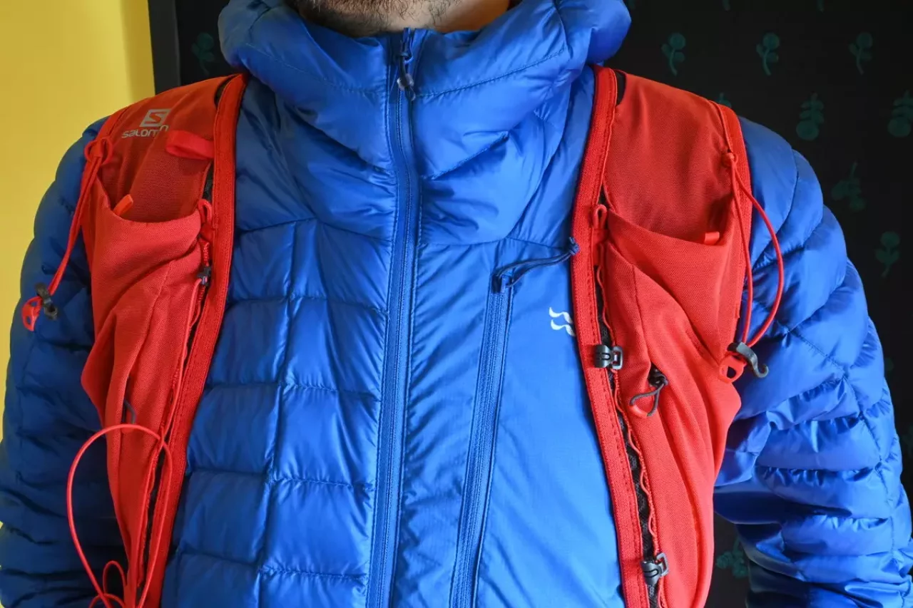 ザックを背負った際にショルダーハーネスとヒップベルトが干渉する箇所には化繊パネル