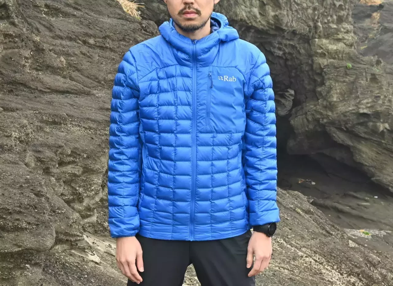 ダウンは800フィルパワーのヨーロピアングースダウンで NIKWAX による撥水ダウン