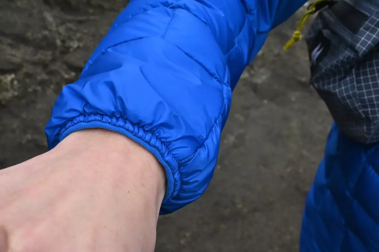 手首は伸縮性のある素材で程よくフィット