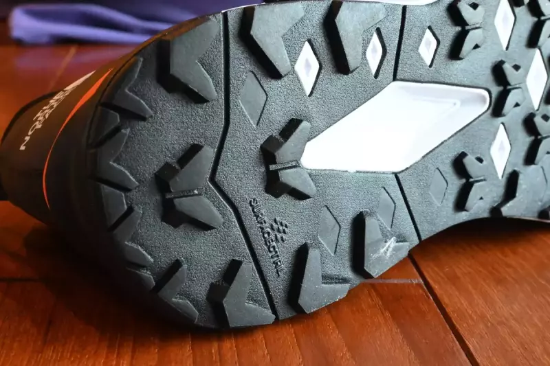 アウトソールはTHE NORTH FACEが開発したオリジナル素材で形成