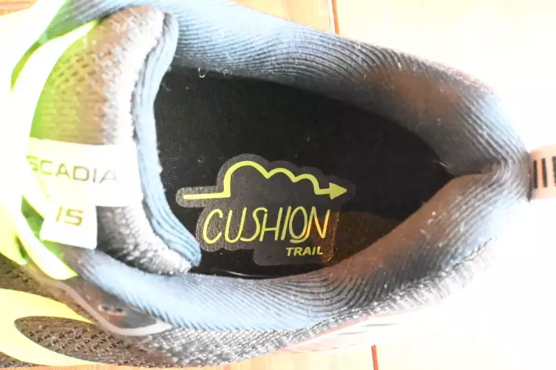 ブルックス カスケディア15 ミッドソール