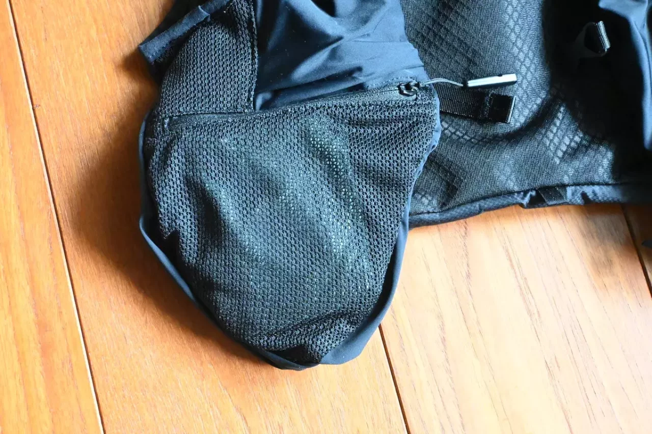 ザ・ノース・フェイスのTR6前面のメッシュポケット