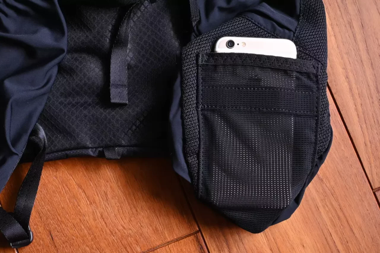 ザ・ノース・フェイスのTR6前面のメッシュポケット