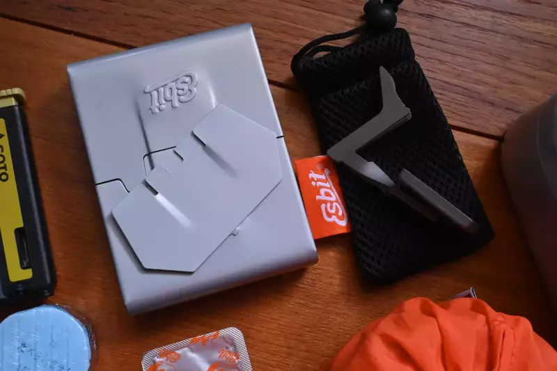 エスビットのポケットストーブとチタニウムストーブの2種類の五徳