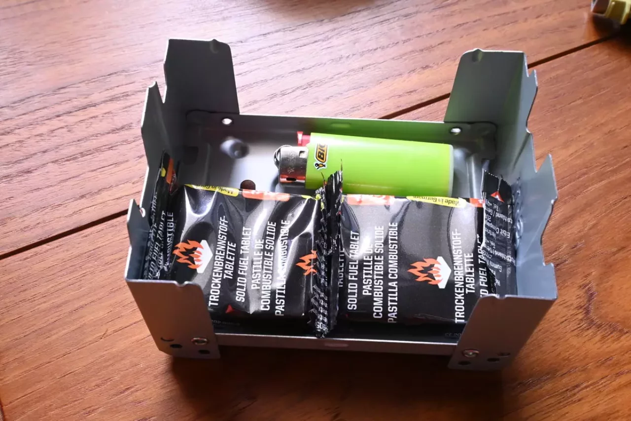 ポケットストーブへ固形燃料を収納