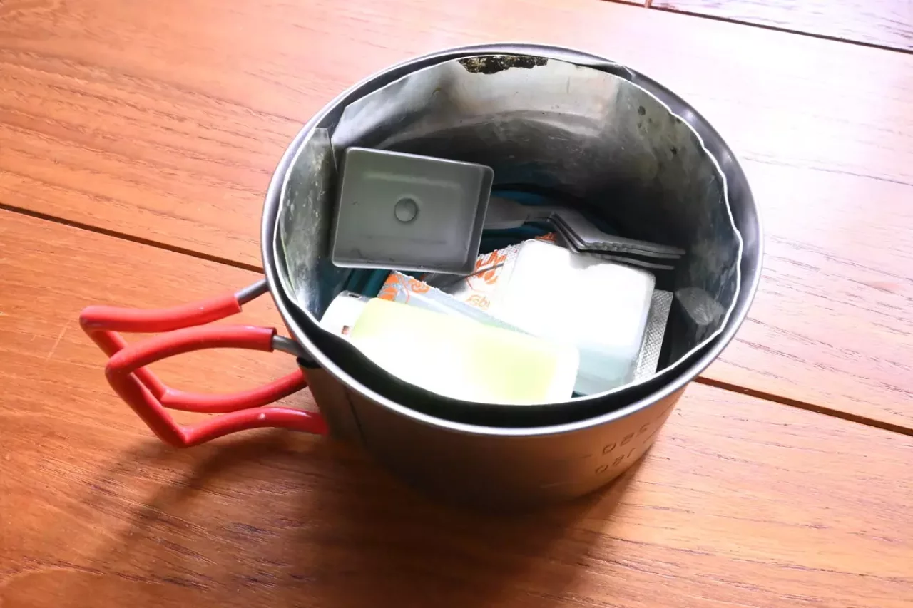 登山 固形燃料 クッカーの中にスタッキング