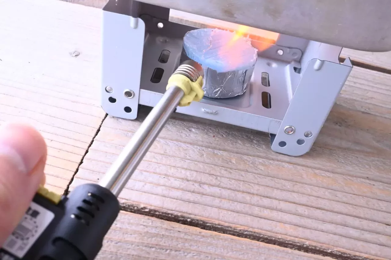 ポケットストーブで固形燃料を点火