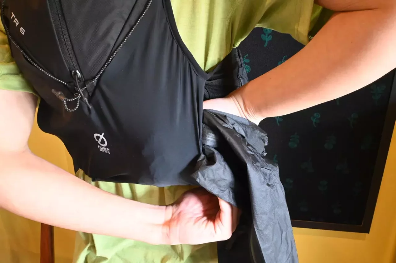 レインパンツやレインジャケットなどを取り出しやすく設計