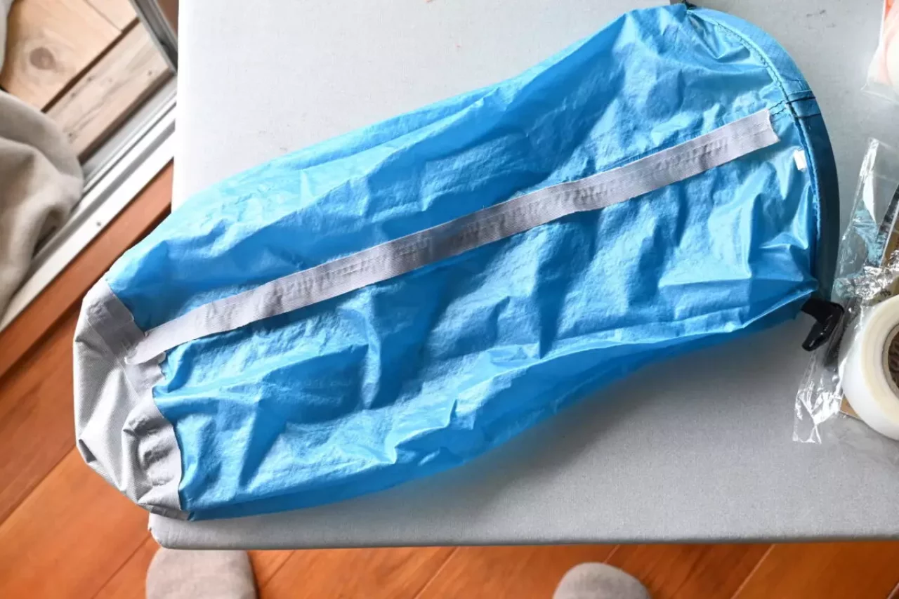 シームテープを剥がす