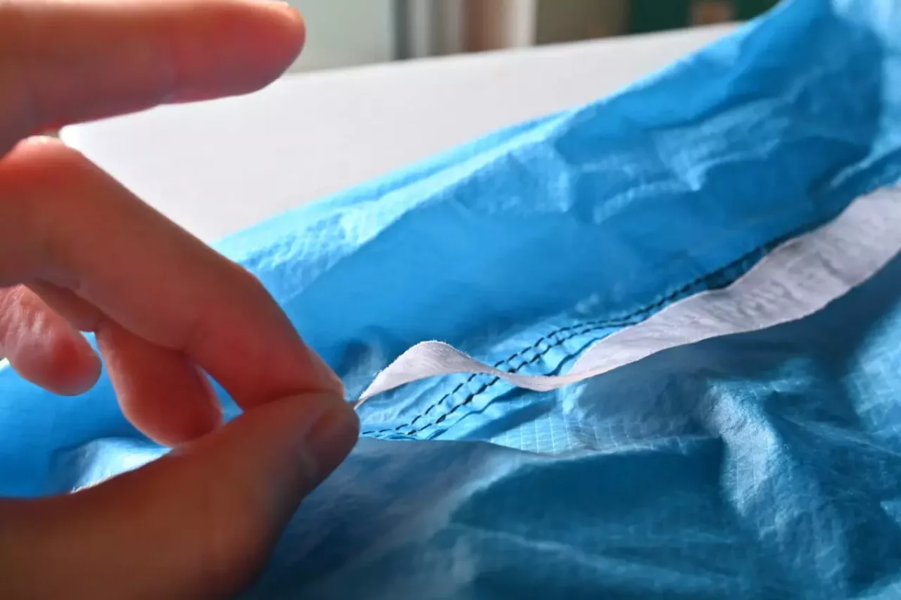 シームテープを剥がす